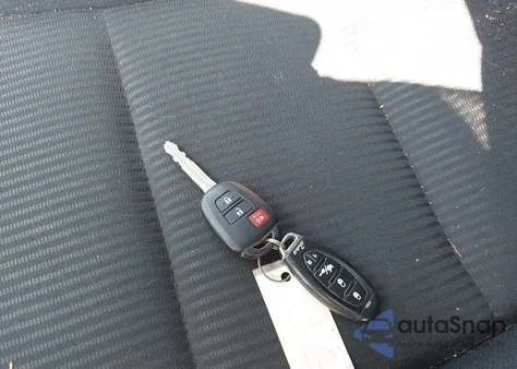 2015 Toyota Rav4 Xle z USA, uszkodzony, nr VIN JTMRFREV6FJ019556